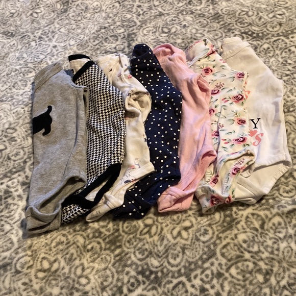 Assorted Infant Onesies 7 pieces set - Picture 2 of 4